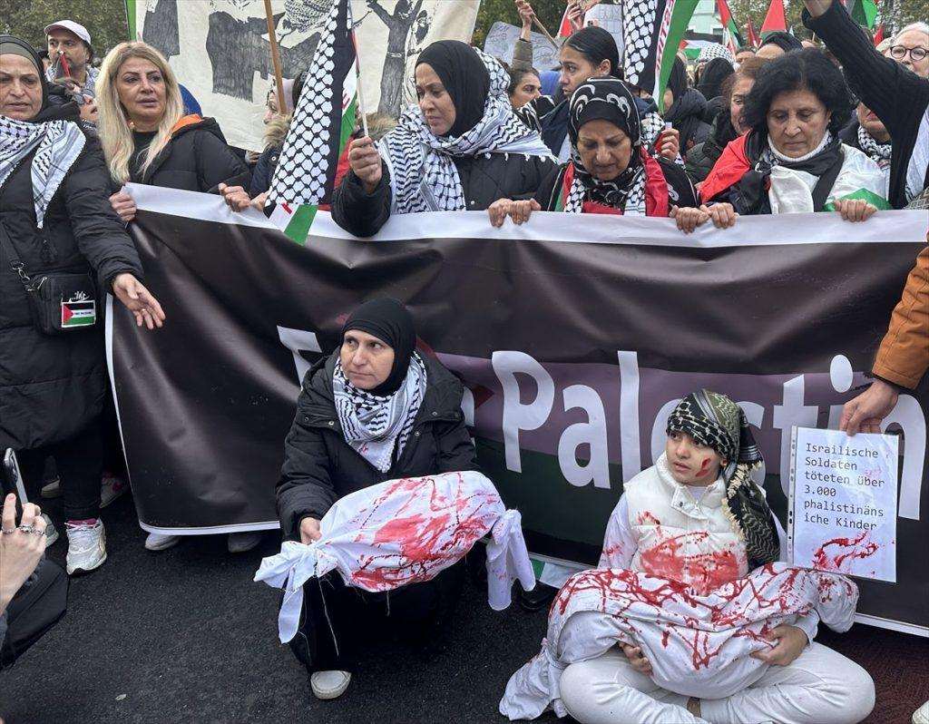 HAMBURG / BERLIN / DORTMUND / MÜNCHEN: Više tisuća ljudi prosvjedovalo u njemačkim gradovima u znak podrške narodu Palestine - u Hamburgu ozlijeđena 3 policajca HAMBURG / BERLIN / DORTMUND / MÜNCHEN: Više tisuća ljudi prosvjedovalo u njemačkim gradovima u znak podrške narodu Palestine - u Hamburgu ozlijeđena 3 policajca