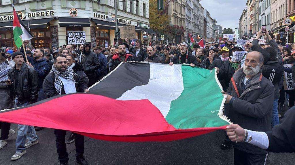 HAMBURG / BERLIN / DORTMUND / MÜNCHEN: Više tisuća ljudi prosvjedovalo u njemačkim gradovima u znak podrške narodu Palestine - u Hamburgu ozlijeđena 3 policajca HAMBURG / BERLIN / DORTMUND / MÜNCHEN: Više tisuća ljudi prosvjedovalo u njemačkim gradovima u znak podrške narodu Palestine - u Hamburgu ozlijeđena 3 policajca