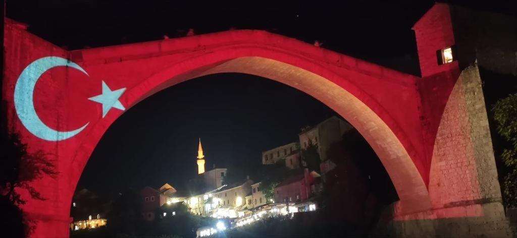 ZASTAVA ZRINJSKOG NE MOŽE, TURSKA MOŽE: Mostarski Stari most u turskim bojama u povodu 100. godišnjice Republike Turske ZASTAVA ZRINJSKOG NE MOŽE, TURSKA MOŽE: Mostarski Stari most u turskim bojama u povodu 100. godišnjice Republike Turske