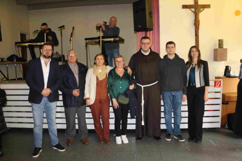 (FOTO) VELIKO SLAVLJE U WIESBADENU: Na Mladu misu fra Nikole Livaje stigao velik broj vjernika iz Wiesbadena, Frankfurta, Mainza i okolice (FOTO) VELIKO SLAVLJE U WIESBADENU: Na Mladu misu fra Nikole Livaje stigao velik broj vjernika iz Wiesbadena, Frankfurta, Mainza i okolice