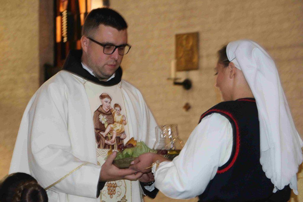 (FOTO) VELIKO SLAVLJE U WIESBADENU: Na Mladu misu fra Nikole Livaje stigao velik broj vjernika iz Wiesbadena, Frankfurta, Mainza i okolice (FOTO) VELIKO SLAVLJE U WIESBADENU: Na Mladu misu fra Nikole Livaje stigao velik broj vjernika iz Wiesbadena, Frankfurta, Mainza i okolice