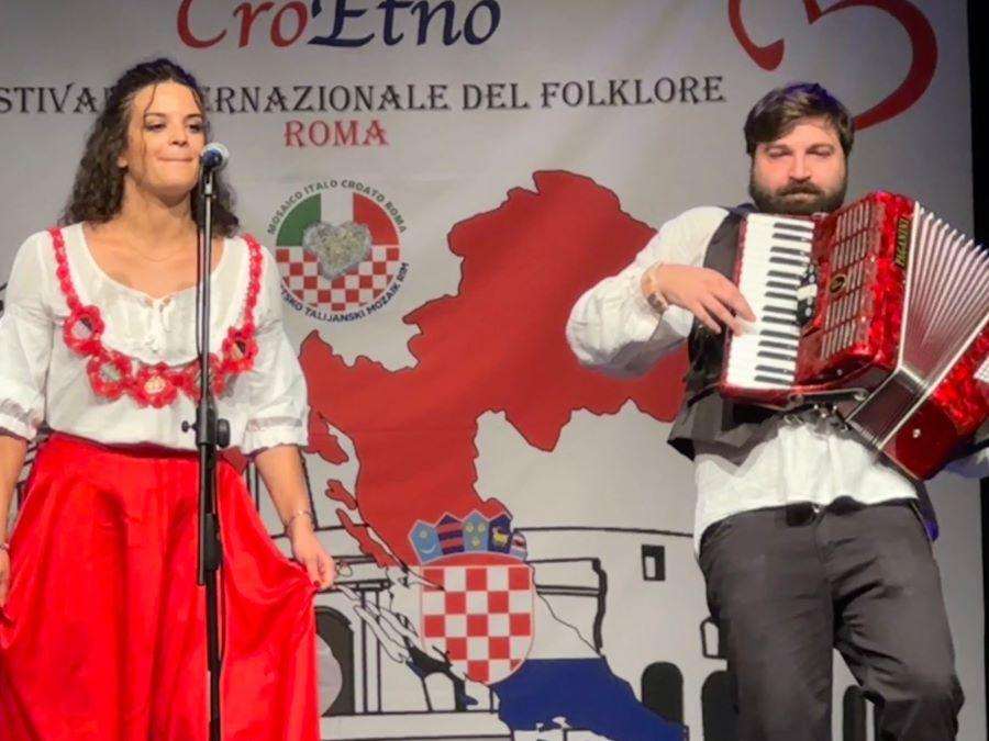 ZAJEDNO U ITALIJI: Na 3. internacionalnom CRoETnO Festivalu u središtu Rima gostovali i Hrvati iz Njemačke ZAJEDNO U ITALIJI: Na 3. internacionalnom CRoETnO Festivalu u središtu Rima gostovali i Hrvati iz Njemačke