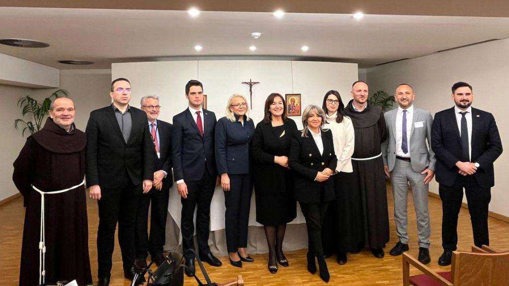 MISA U BRUXELLESU: Dan sjećanja na žrtvu Vukovara i Škabrnje obilježen u Europskom parlamentu