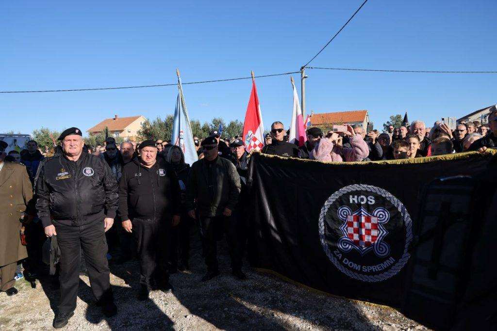 (FOTO) DAN SJEĆANJA NA ŽRTVE ŠKABRNJE: Polaganjem vijenaca završeno obilježavanje 32. obljetnice stradanja hrvatskih civila i branitelja u Škabrnji (FOTO) DAN SJEĆANJA NA ŽRTVE ŠKABRNJE: Polaganjem vijenaca završeno obilježavanje 32. obljetnice stradanja hrvatskih civila i branitelja u Škabrnji