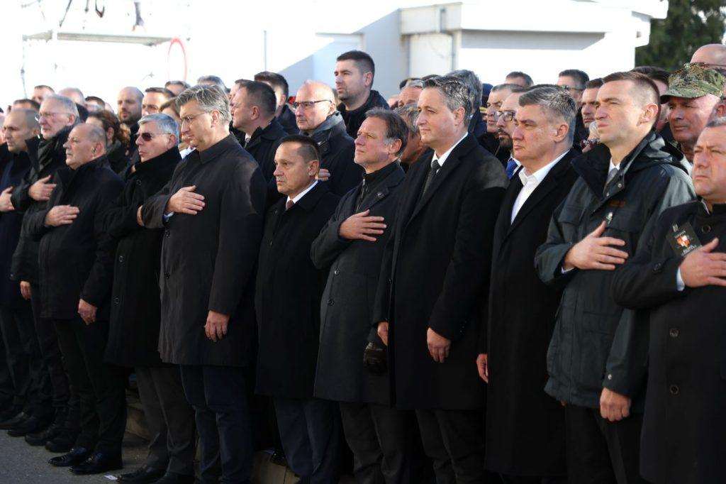 (FOTO) 32. GODIŠNJICA VUKOVARSKE TRAGEDIJE: Više 0d 150 tisuća Hrvata i njihovih prijatelja poklonilo se žrtvi Vukovara (FOTO) 32. GODIŠNJICA VUKOVARSKE TRAGEDIJE: Više 0d 150 tisuća Hrvata i njihovih prijatelja poklonilo se žrtvi Vukovara