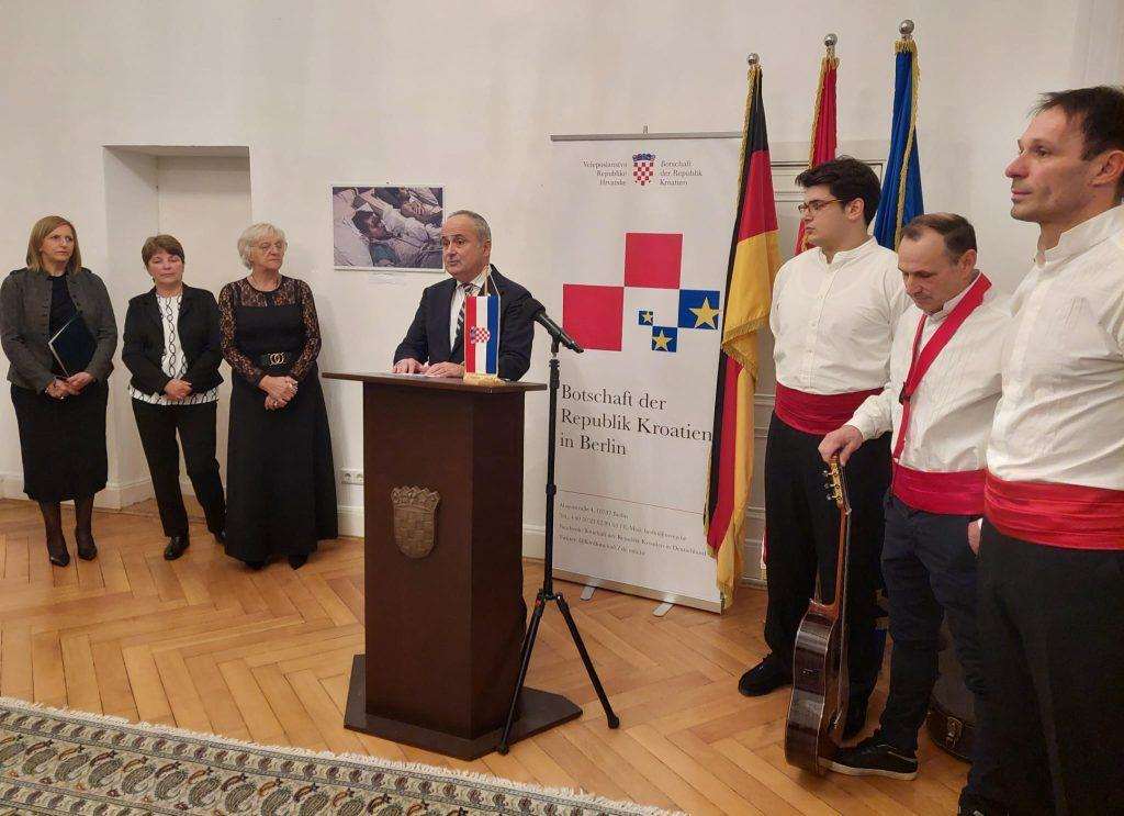 BERLIN: „Ratnice čuvarice kulturne baštine“ naziv je izložbe ratnih fotografija otvorene za Dan sjećanja na žrtvu Vukovara i Škabrnje u Berlinu BERLIN: „Ratnice čuvarice kulturne baštine“ naziv je izložbe ratnih fotografija otvorene za Dan sjećanja na žrtvu Vukovara i Škabrnje u Berlinu