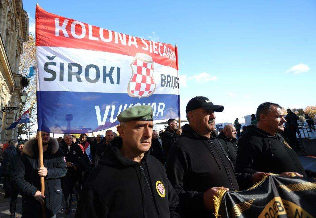 (FOTO) 32. GODIŠNJICA VUKOVARSKE TRAGEDIJE: Više 0d 150 tisuća Hrvata i njihovih prijatelja poklonilo se žrtvi Vukovara (FOTO) 32. GODIŠNJICA VUKOVARSKE TRAGEDIJE: Više 0d 150 tisuća Hrvata i njihovih prijatelja poklonilo se žrtvi Vukovara