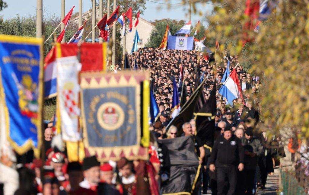(FOTO) DAN SJEĆANJA NA ŽRTVE ŠKABRNJE: Polaganjem vijenaca završeno obilježavanje 32. obljetnice stradanja hrvatskih civila i branitelja u Škabrnji (FOTO) DAN SJEĆANJA NA ŽRTVE ŠKABRNJE: Polaganjem vijenaca završeno obilježavanje 32. obljetnice stradanja hrvatskih civila i branitelja u Škabrnji