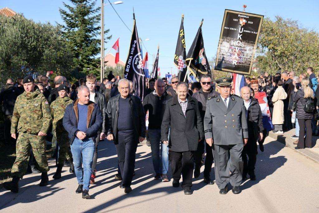 (FOTO) DAN SJEĆANJA NA ŽRTVE ŠKABRNJE: Polaganjem vijenaca završeno obilježavanje 32. obljetnice stradanja hrvatskih civila i branitelja u Škabrnji (FOTO) DAN SJEĆANJA NA ŽRTVE ŠKABRNJE: Polaganjem vijenaca završeno obilježavanje 32. obljetnice stradanja hrvatskih civila i branitelja u Škabrnji