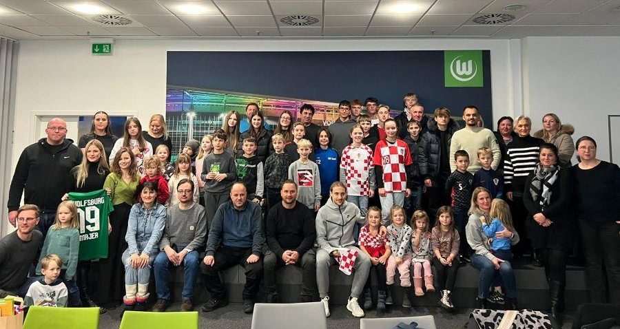 WOLFSBURG: Hrvatski reprezentativac Lovro Majer ugostio učenike hrvatske škole u Njemačkoj WOLFSBURG: Hrvatski reprezentativac Lovro Majer ugostio učenike hrvatske škole u Njemačkoj
