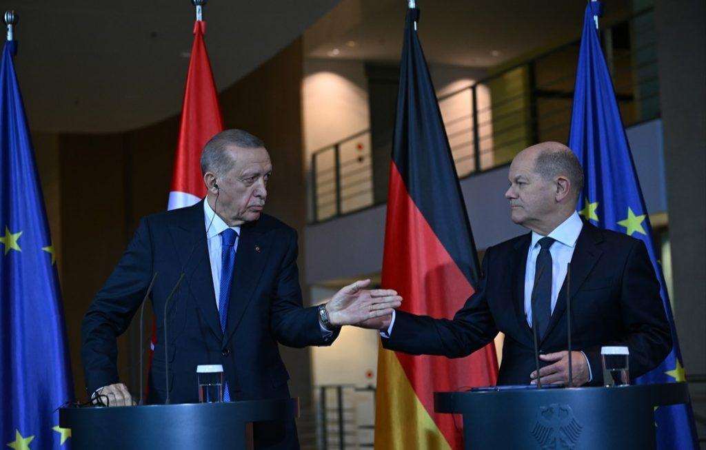 ERDOGAN U NJEMAČKOJ: Ako Njemačkoj i Turskoj pođe za rukom izboriti prekid vatre postoji šansa da se regija izvuče iz ovog vatrenog obruča ERDOGAN U NJEMAČKOJ: Ako Njemačkoj i Turskoj pođe za rukom izboriti prekid vatre postoji šansa da se regija izvuče iz ovog vatrenog obruča