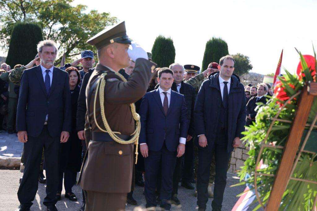(FOTO) DAN SJEĆANJA NA ŽRTVE ŠKABRNJE: Polaganjem vijenaca završeno obilježavanje 32. obljetnice stradanja hrvatskih civila i branitelja u Škabrnji (FOTO) DAN SJEĆANJA NA ŽRTVE ŠKABRNJE: Polaganjem vijenaca završeno obilježavanje 32. obljetnice stradanja hrvatskih civila i branitelja u Škabrnji