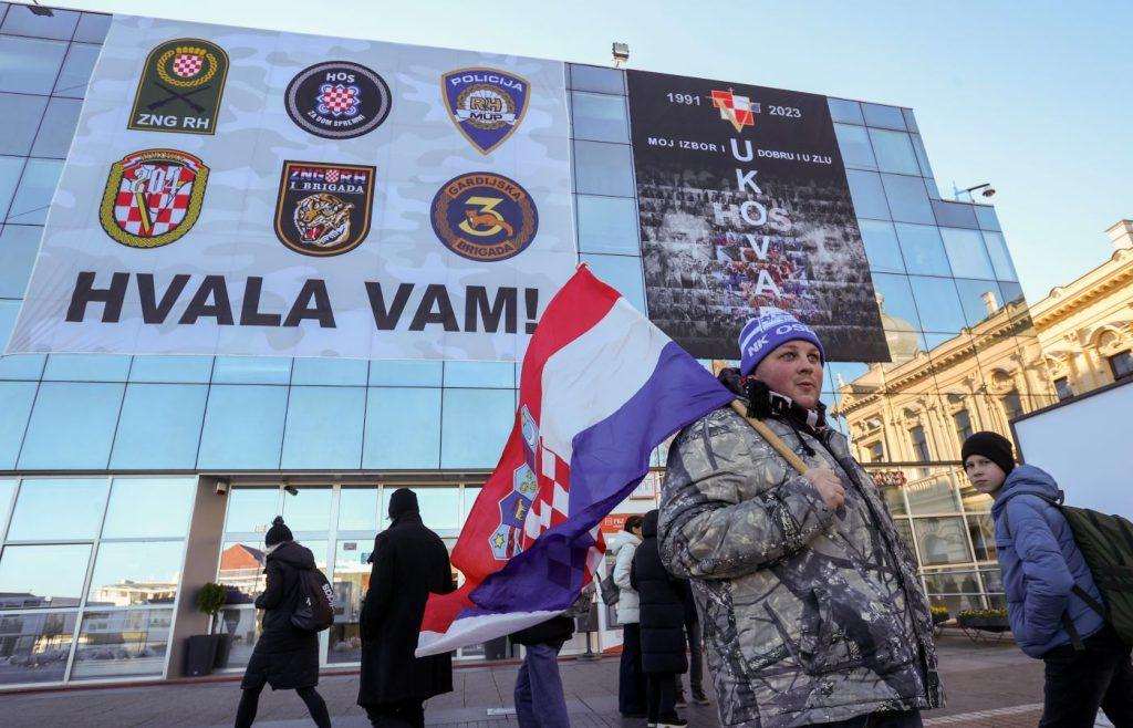 (FOTO) 32. GODIŠNJICA VUKOVARSKE TRAGEDIJE: Više 0d 150 tisuća Hrvata i njihovih prijatelja poklonilo se žrtvi Vukovara (FOTO) 32. GODIŠNJICA VUKOVARSKE TRAGEDIJE: Više 0d 150 tisuća Hrvata i njihovih prijatelja poklonilo se žrtvi Vukovara