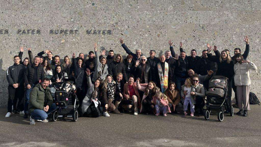 MÜNCHEN / POING: Štola na dar zlatomisniku fra Jozi Župiću MÜNCHEN / POING: Štola na dar zlatomisniku fra Jozi Župiću