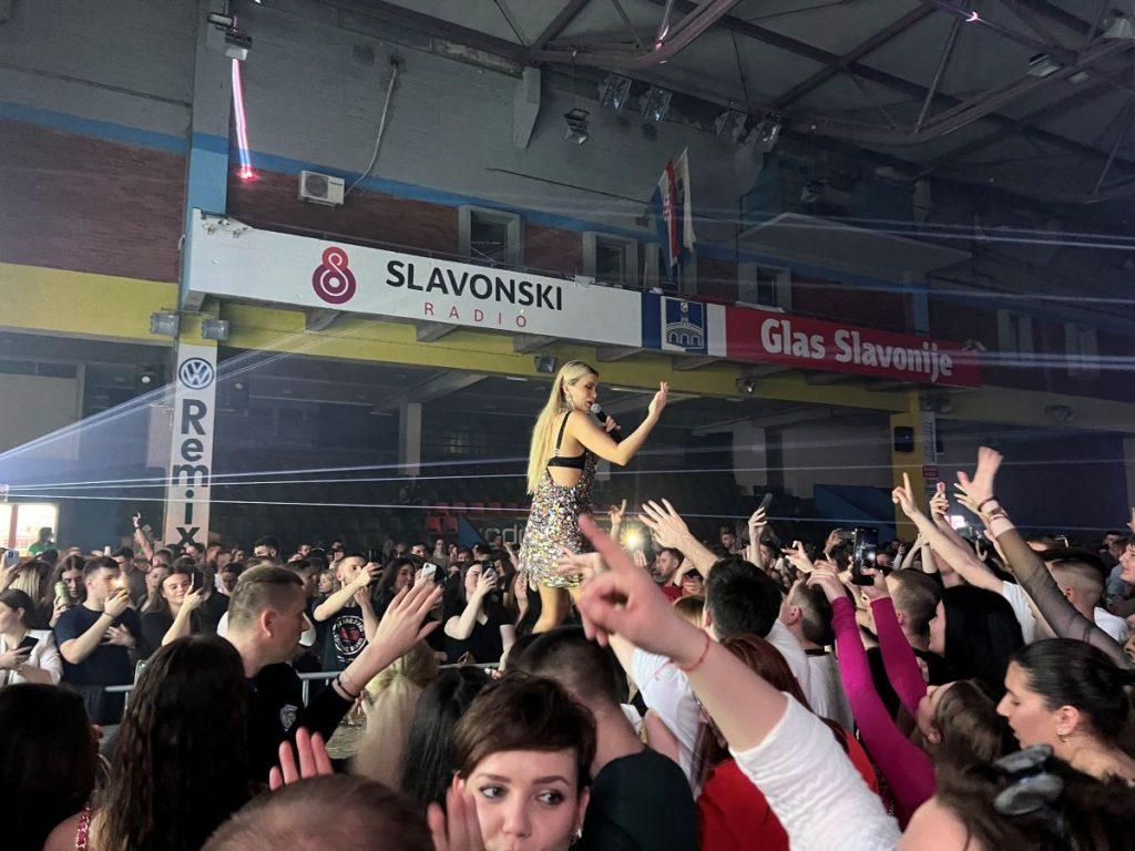 “HEROJI OSIJEKA” PORUČUJU: Drugovi sada je dosta, nemate mandat pretvoriti Osijek u grad srbijanskog turbo kič folka i kafanskih cajki “HEROJI OSIJEKA” PORUČUJU: Drugovi sada je dosta, nemate mandat pretvoriti Osijek u grad srbijanskog turbo kič folka i kafanskih cajki