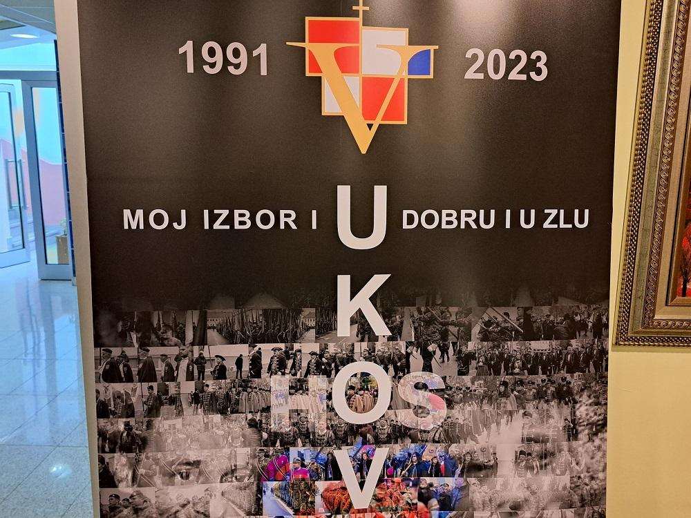 VUKOVARSKI PLAKAT: Osim crveno-bijelo-plavih kockica i slova “U”, jugonostalgičarima najviše smeta onaj križ na vrhu plakata VUKOVARSKI PLAKAT: Osim crveno-bijelo-plavih kockica i slova “U”, jugonostalgičarima najviše smeta onaj križ na vrhu plakata