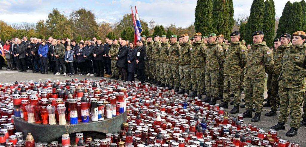 HRVATSKI GRAD HEROJ: Dan sjećanja na žrtvu Vukovara, pijetet za najmanje 2.717 hrvatskih branitelja i civila HRVATSKI GRAD HEROJ: Dan sjećanja na žrtvu Vukovara, pijetet za najmanje 2.717 hrvatskih branitelja i civila