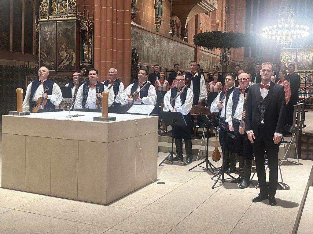 BOŽIĆNI KONCERT ZA PAMĆENJE: Folklorni ansambl Lado oduševio svojim nastupom u Katedrali sv. Bartolomeja u Frankfurtu BOŽIĆNI KONCERT ZA PAMĆENJE: Folklorni ansambl Lado oduševio svojim nastupom u Katedrali sv. Bartolomeja u Frankfurtu