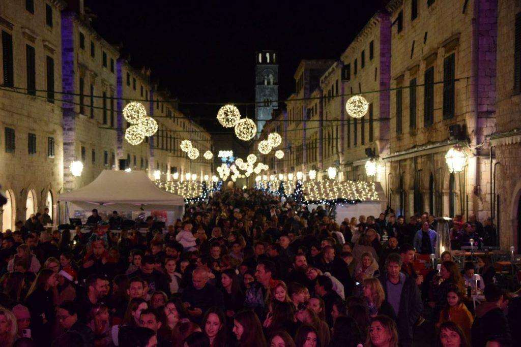 DUBROVNIK: Paljenjem prve adventske svijeće otvoren 10. Dubrovački zimski festival DUBROVNIK: Paljenjem prve adventske svijeće otvoren 10. Dubrovački zimski festival