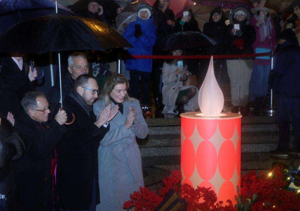 ZAPOČEO ADVENT U ZAGREBU: Upaljena prva adventska svijeća na adventskom vijencu na Manduševcu
