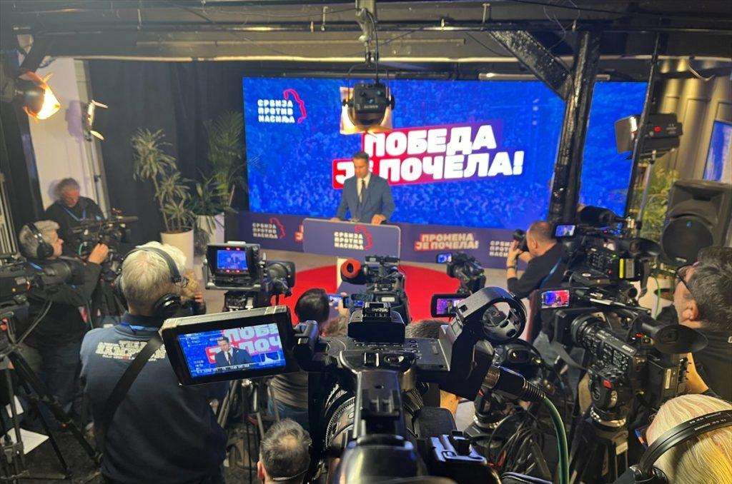VUČIĆ PROGLASIO POBJEDU: Vodeća srbijanska oporbena koalicija osporila u izbornoj noći "apsolutnu pobjedu" SNS-a VUČIĆ PROGLASIO POBJEDU: Vodeća srbijanska oporbena koalicija osporila u izbornoj noći "apsolutnu pobjedu" SNS-a