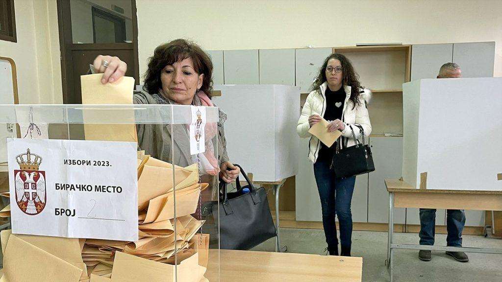 VUČIĆ PROGLASIO POBJEDU: Vodeća srbijanska oporbena koalicija osporila u izbornoj noći "apsolutnu pobjedu" SNS-a VUČIĆ PROGLASIO POBJEDU: Vodeća srbijanska oporbena koalicija osporila u izbornoj noći "apsolutnu pobjedu" SNS-a