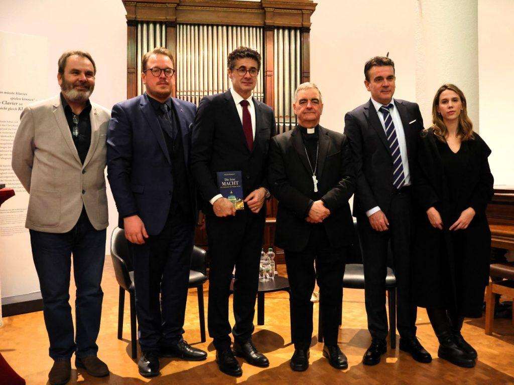 STUTTGART: Zanimljiva tribina s predstavljanjem knjige „Tiha moć – Diplomacija Svete Stolice“ apostolskog nuncija dr. Nikole Eterovića STUTTGART: Zanimljiva tribina s predstavljanjem knjige „Tiha moć – Diplomacija Svete Stolice“ apostolskog nuncija dr. Nikole Eterovića