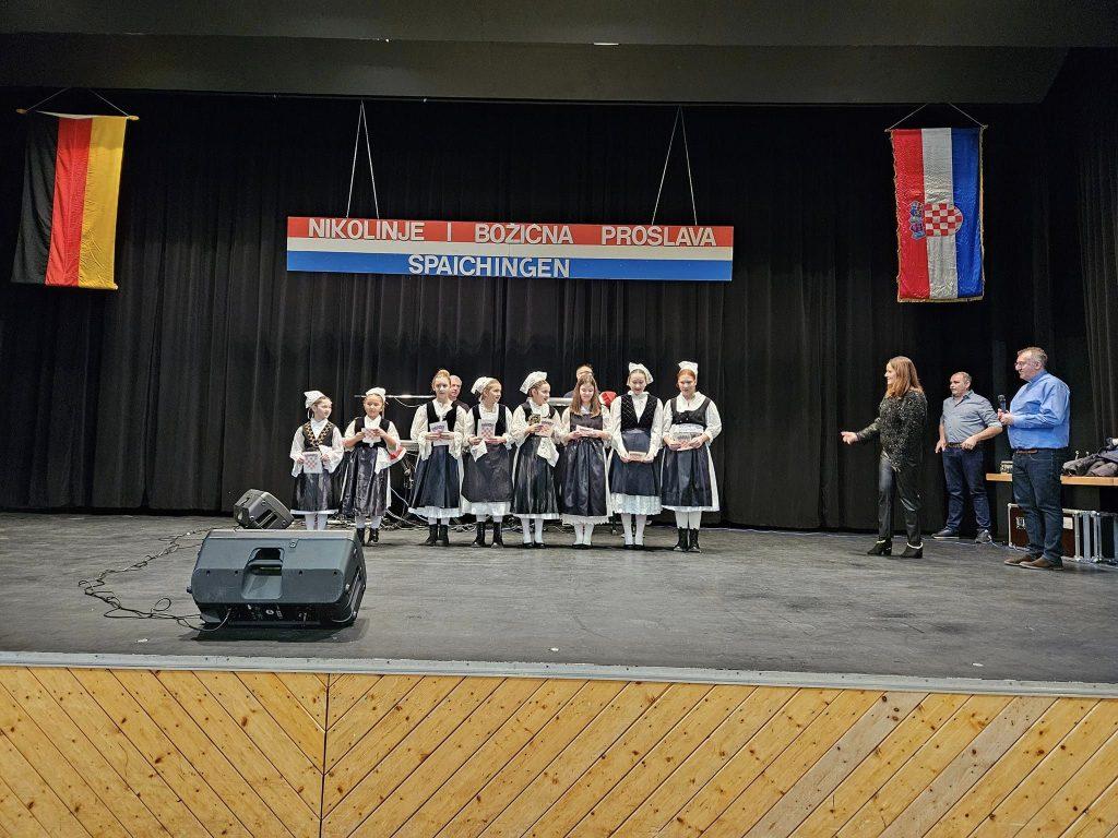 NIKOLINJE I BOŽIĆNA PROSLAVA HKZ ROTTWEIL, SCHWENNINGEN I SCHRAMBERG: Djeca i njihovi roditelji uživali u bogatom kulturno-zabavnom programu NIKOLINJE I BOŽIĆNA PROSLAVA HKZ ROTTWEIL, SCHWENNINGEN I SCHRAMBERG: Djeca i njihovi roditelji uživali u bogatom kulturno-zabavnom programu
