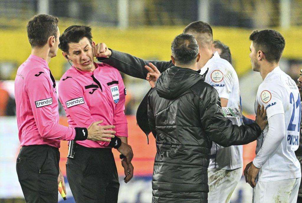ZÜRICH / ANKARA: Predsjednik FIFA-e osudio napad na nogometnog suca poručivši kako „u nogometu nema mjesta nasilju“ ZÜRICH / ANKARA: Predsjednik FIFA-e osudio napad na nogometnog suca poručivši kako „u nogometu nema mjesta nasilju“