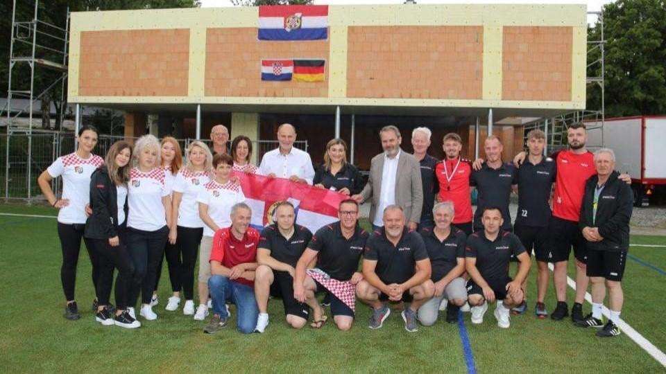SINGEN: Božićnom proslavom završena jedna od najboljih godina HSK Croatia Singen, hrvatskog kluba koji nikada nije mijenjao svoje ime SINGEN: Božićnom proslavom završena jedna od najboljih godina HSK Croatia Singen, hrvatskog kluba koji nikada nije mijenjao svoje ime