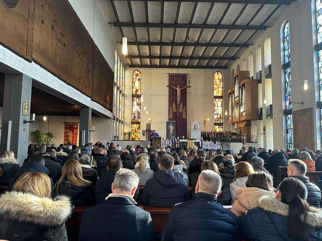 DUHOVNA OBNOVA U WIESBADENU: O. Marko Glogović blagoslovio trudnice i žene koje žele ostati majke, govorio o životnim temama i pružio vjernicima nadu DUHOVNA OBNOVA U WIESBADENU: O. Marko Glogović blagoslovio trudnice i žene koje žele ostati majke, govorio o životnim temama i pružio vjernicima nadu