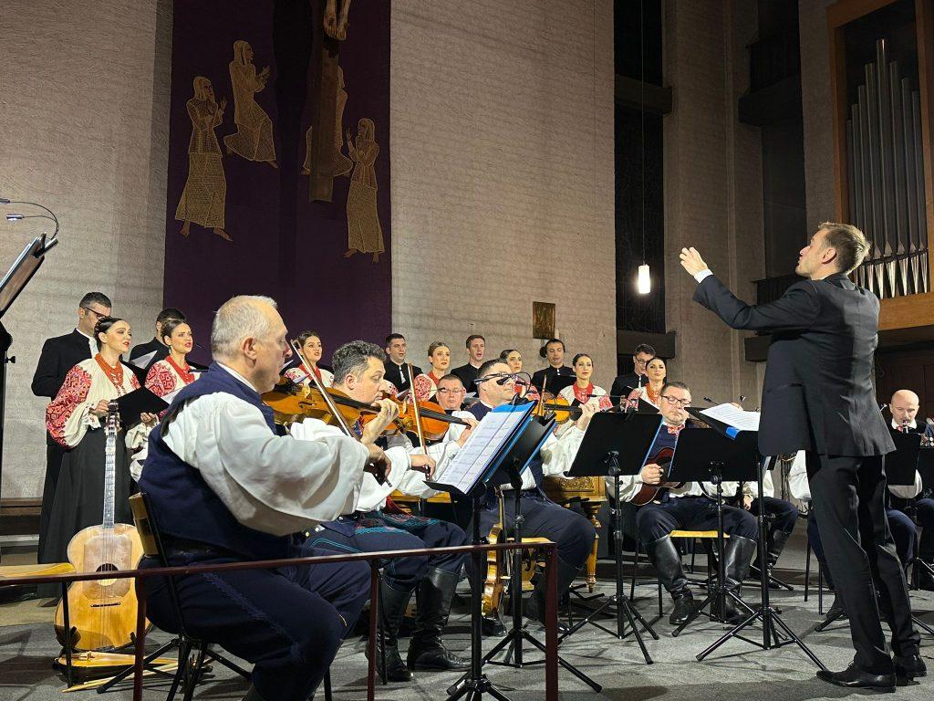 (VIDEO) HKŽ WIESBADEN: Ansambl LADO oduševio Hrvate na Božićnom koncertu