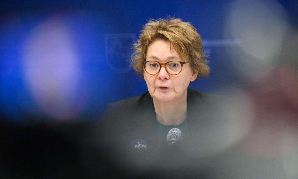 PLANIRAN JOŠ JEDAN NAPAD NA BOŽIĆNI SAJAM U NJEMAČKOJ: Policija uhitila 20-godišnjeg Iračanina koji je planirao napasti posjetitelje sajma PLANIRAN JOŠ JEDAN NAPAD NA BOŽIĆNI SAJAM U NJEMAČKOJ: Policija uhitila 20-godišnjeg Iračanina koji je planirao napasti posjetitelje sajma