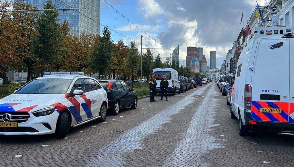 NEREDI U NIZOZEMSKOJ: Najmanje 200 ljudi je pritvoreno, ozlijeđeni deseci policajaca, zapaljeno više od 100 automobila i električnih skutera NEREDI U NIZOZEMSKOJ: Najmanje 200 ljudi je pritvoreno, ozlijeđeni deseci policajaca, zapaljeno više od 100 automobila i električnih skutera
