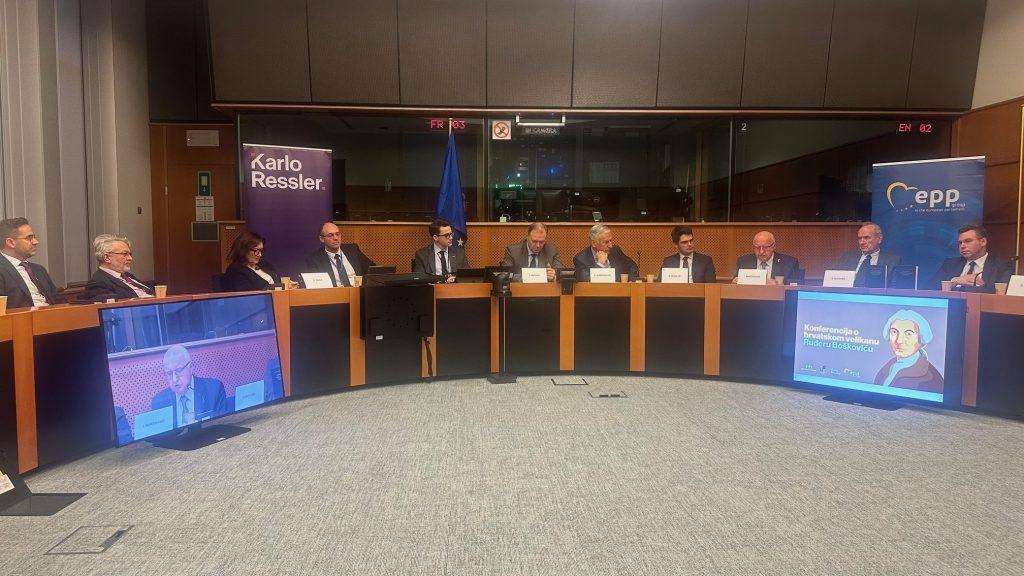NEUSPJELI POKUŠAJ VELIKOSRPSKE PROVOKACIJE U BRUXELLESU: Hrvatski znanstvenici dokazima odgovorili na srpsko prisvajanje Ruđera Boškovića i njihov argument bez argumenta „opšte je poznato“  