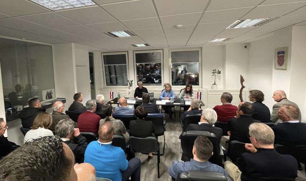 DÜSSELDORF/ESSEN: Dr. Ante Nazor ukazao na pokušaje krivotvorenja povijesti u ratu u BiH DÜSSELDORF/ESSEN: Dr. Ante Nazor ukazao na pokušaje krivotvorenja povijesti u ratu u BiH