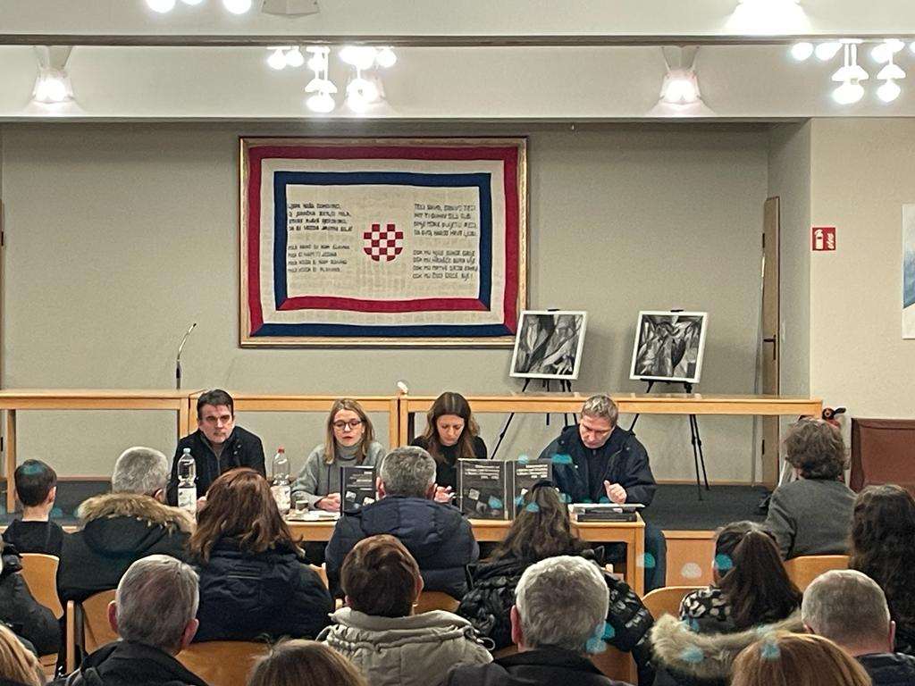 DÜSSELDORF/ESSEN: Dr. Ante Nazor ukazao na pokušaje krivotvorenja povijesti u ratu u BiH DÜSSELDORF/ESSEN: Dr. Ante Nazor ukazao na pokušaje krivotvorenja povijesti u ratu u BiH