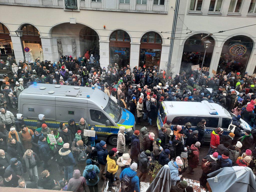 ŠIRE SE PROSVJEDI U NJEMAČKOJ: Više tisuća ljudi okupilo se na demonstracijama u Frankfurtu, Dortmundu, Hannoveru, Hamburgu... ŠIRE SE PROSVJEDI U NJEMAČKOJ: Više tisuća ljudi okupilo se na demonstracijama u Frankfurtu, Dortmundu, Hannoveru, Hamburgu...