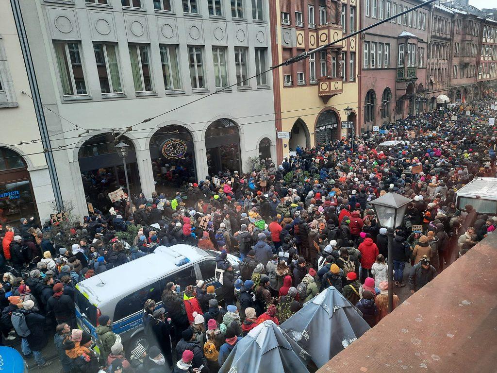 ŠIRE SE PROSVJEDI U NJEMAČKOJ: Više tisuća ljudi okupilo se na demonstracijama u Frankfurtu, Dortmundu, Hannoveru, Hamburgu... ŠIRE SE PROSVJEDI U NJEMAČKOJ: Više tisuća ljudi okupilo se na demonstracijama u Frankfurtu, Dortmundu, Hannoveru, Hamburgu...