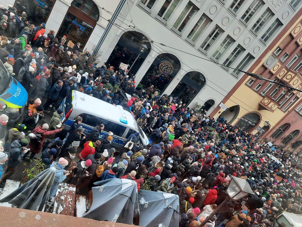 ŠIRE SE PROSVJEDI U NJEMAČKOJ: Više tisuća ljudi okupilo se na demonstracijama u Frankfurtu, Dortmundu, Hannoveru, Hamburgu... ŠIRE SE PROSVJEDI U NJEMAČKOJ: Više tisuća ljudi okupilo se na demonstracijama u Frankfurtu, Dortmundu, Hannoveru, Hamburgu...