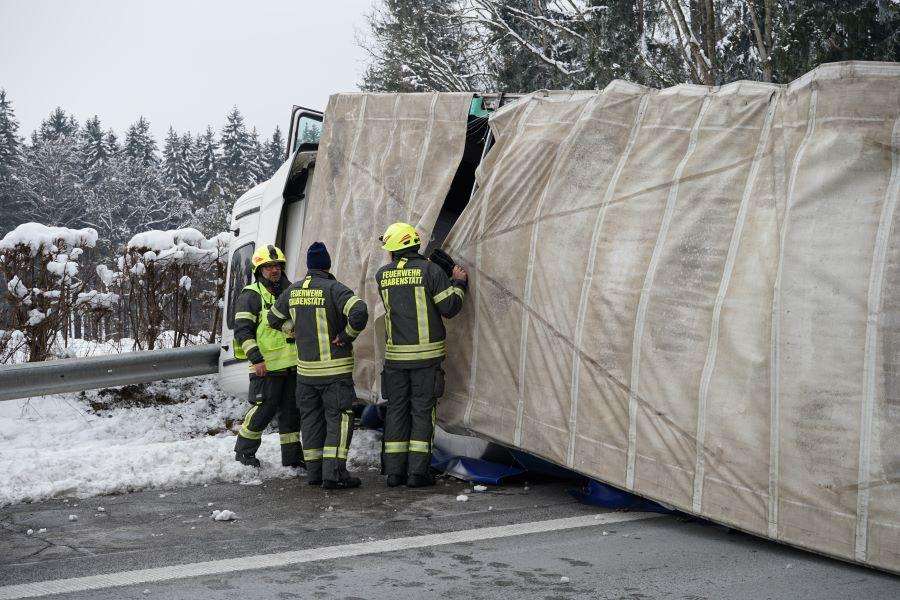 TEGLJAČ SE PREVRNUO I BLOKIRAO AUTOCESTU: 30-godišnji vozač iz BiH prevozio role papira, šteta oko 60 tisuća eura TEGLJAČ SE PREVRNUO I BLOKIRAO AUTOCESTU: 30-godišnji vozač iz BiH prevozio role papira, šteta oko 60 tisuća eura