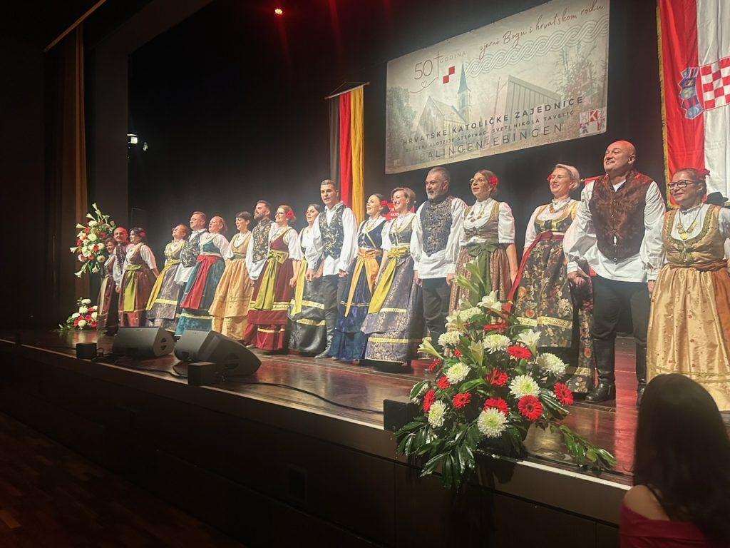 (FOTO) VELIČANSTVENA PROSLAVA S KLAPOM INTRADE: Hrvati u Balingenu slavili pod geslom „50 godina vjerni Bogu i hrvatskome rodu“  