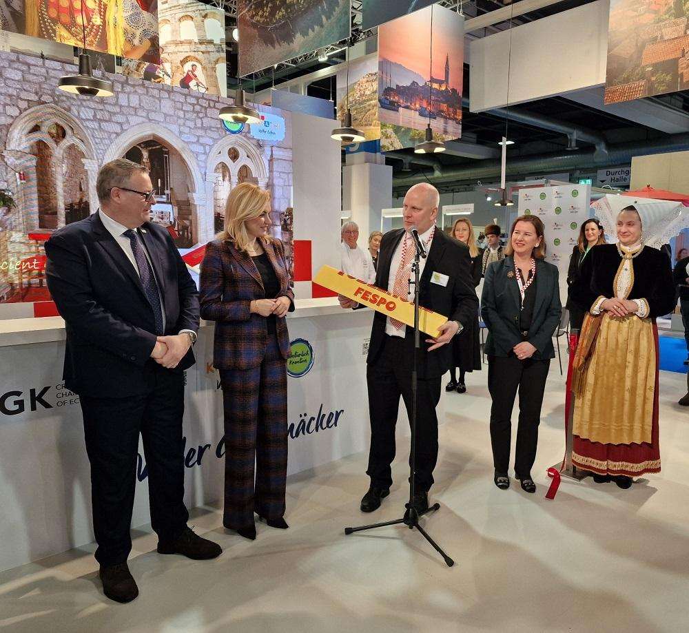 ISTICANJEM KULTURNE BAŠTINE I GASTRONOMIJE DO VIŠE GOSTIJU: Hrvatska Zemlja partner na najvećem turističkom sajmu u Švicarskoj ISTICANJEM KULTURNE BAŠTINE I GASTRONOMIJE DO VIŠE GOSTIJU: Hrvatska Zemlja partner na najvećem turističkom sajmu u Švicarskoj