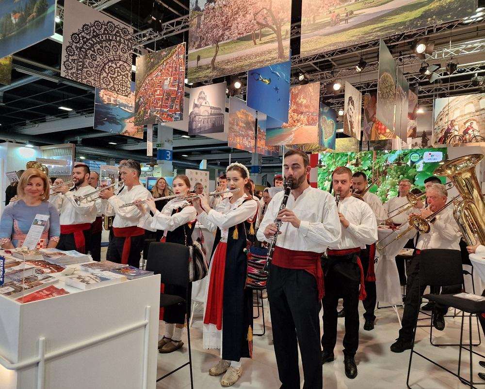 ISTICANJEM KULTURNE BAŠTINE I GASTRONOMIJE DO VIŠE GOSTIJU: Hrvatska Zemlja partner na najvećem turističkom sajmu u Švicarskoj ISTICANJEM KULTURNE BAŠTINE I GASTRONOMIJE DO VIŠE GOSTIJU: Hrvatska Zemlja partner na najvećem turističkom sajmu u Švicarskoj