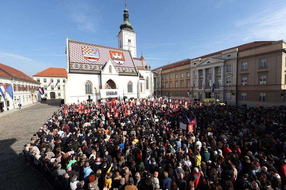PROSVJED LIJEVE OPORBE PROTIV HDZ-A: "Nemojte otići u Njemačku, nemojte otići u Irsku, otiđite na birališta kako bi otišli oni koji jedini moraju otići" PROSVJED LIJEVE OPORBE PROTIV HDZ-A: "Nemojte otići u Njemačku, nemojte otići u Irsku, otiđite na birališta kako bi otišli oni koji jedini moraju otići"