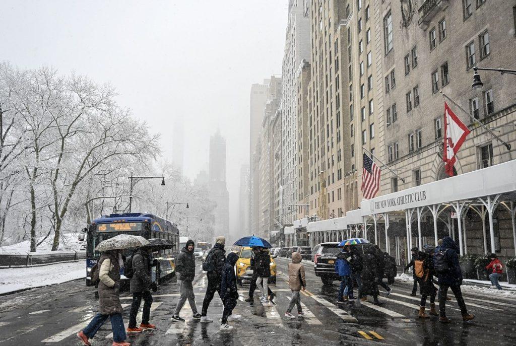 NEPOVOLJNI VREMENSKI UVJETI: Zbog snijega otkazani mnogi letovi i zatvorene škole u New Yorku, New Jerseyju i Connecticutu  