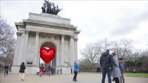 DANAS JE VALENTINOVO: Blagdan je nebeskog zaštitnika zaljubljenih – čestitamo imendan svim Valentinama, Valentinima, Zdravkama … Srce za Dan zaljubljenih u Londonu / Foto: Anadolu