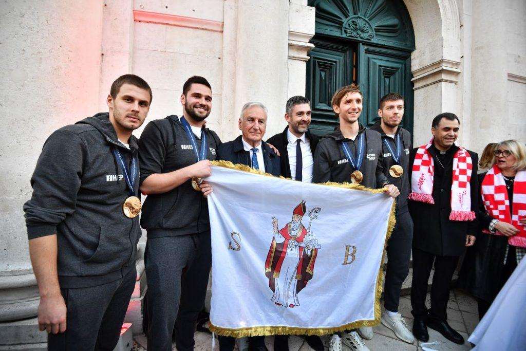 AKO NEĆE ZAGREB, HOĆE SPLIT I DUBROVNIK: Tisuće navijača dočekalo zlatne Barakude AKO NEĆE ZAGREB, HOĆE SPLIT I DUBROVNIK: Tisuće navijača dočekalo zlatne Barakude
