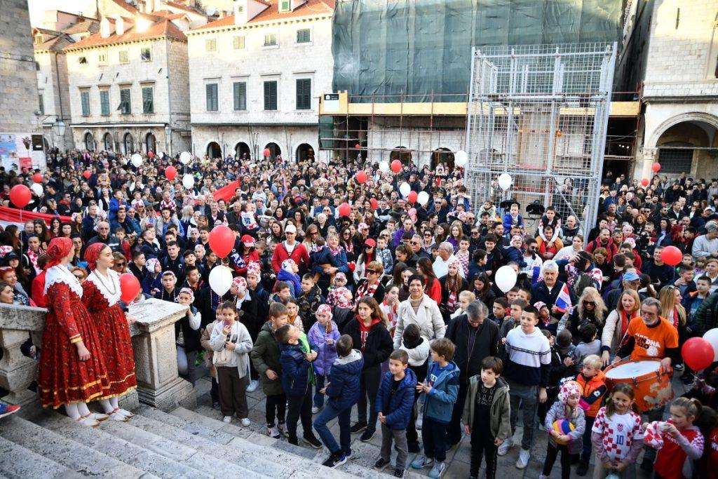 AKO NEĆE ZAGREB, HOĆE SPLIT I DUBROVNIK: Tisuće navijača dočekalo zlatne Barakude AKO NEĆE ZAGREB, HOĆE SPLIT I DUBROVNIK: Tisuće navijača dočekalo zlatne Barakude