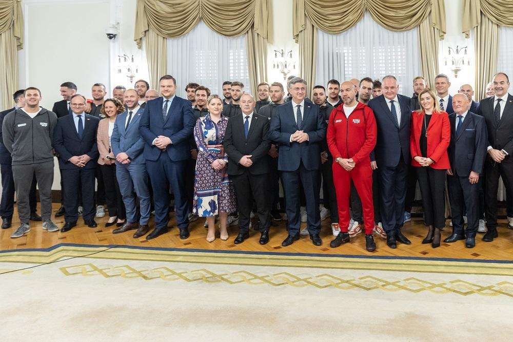 PLENKOVIĆ PRIMIO ZLATNE VATERPOLISTE: "Svaka vam čast jer ste učinili cijelu Hrvatsku ponosnom" PLENKOVIĆ PRIMIO ZLATNE VATERPOLISTE: "Svaka vam čast jer ste učinili cijelu Hrvatsku ponosnom"